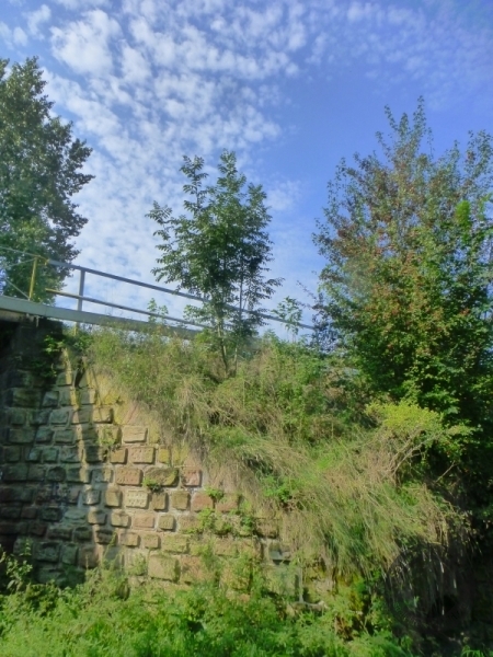 Eisenbahnbrücke in der Maerckerstraße in Bad Lauchstädt im Saalekreis