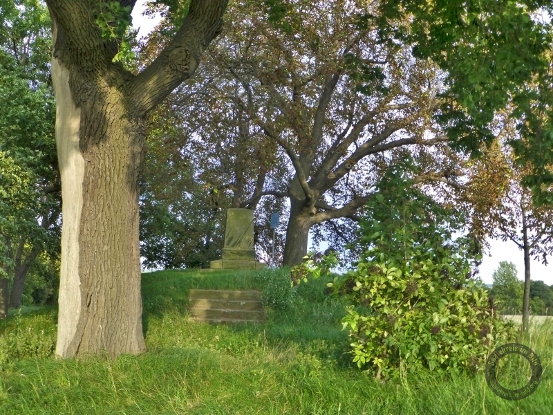 Denkmal für die heilige Elisabeth von Thüringen auf dem Bierhügel in Salzmünde im Saalekreis