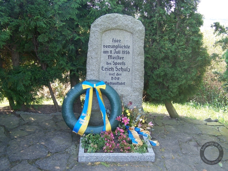 Denkmal für den Radrennfahrer Erich Schulz am Kernersee bei Höhnstedt im Saalekreis
