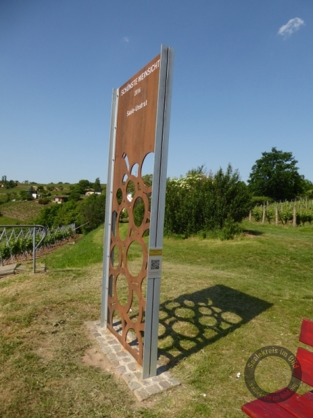 Stele "Schönste Weinsicht 2016 Saale-Unstrut" auf dem Kreisberg bei Höhnstedt (Salzatal) im Saalekreis