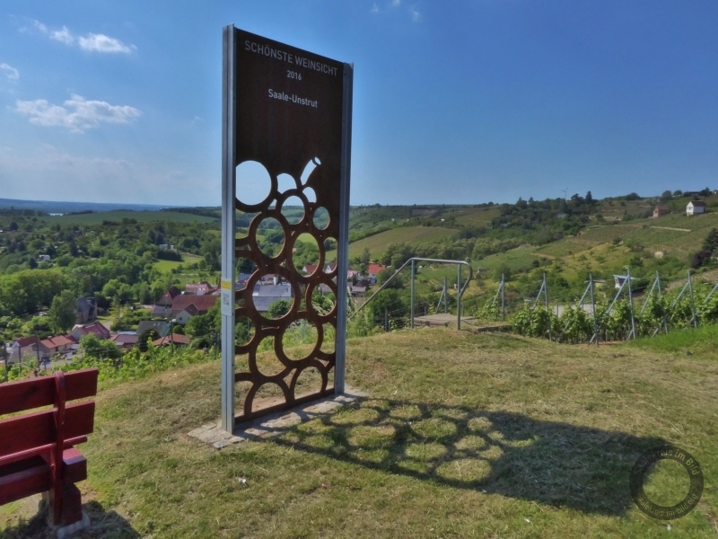 Stele "Schönste Weinsicht 2016 Saale-Unstrut" auf dem Kreisberg bei Höhnstedt (Salzatal) im Saalekreis