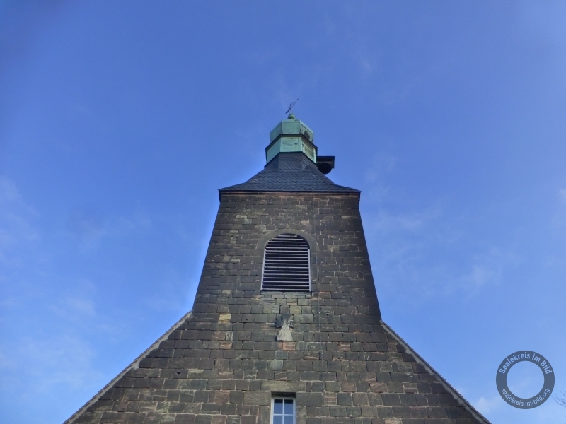Eingemauertes Steinkreuz an der Kirche in Kollenbey im Saalekreis