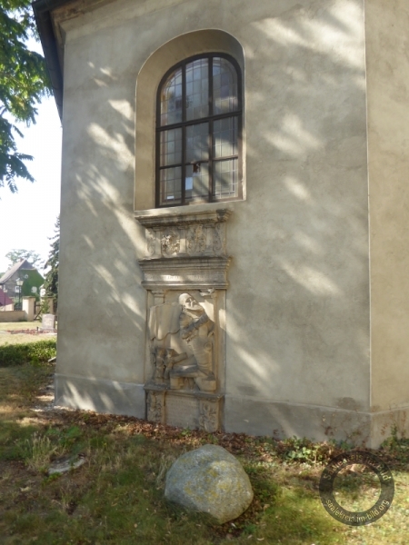 Grabmal für den Architekten Hans von Dieskau in Lochau (Schkopau) im Saalekreis