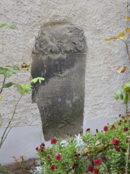 Pastorengrabsteine an der Kirche von Weßmar (Schkopau) im Saalekreis