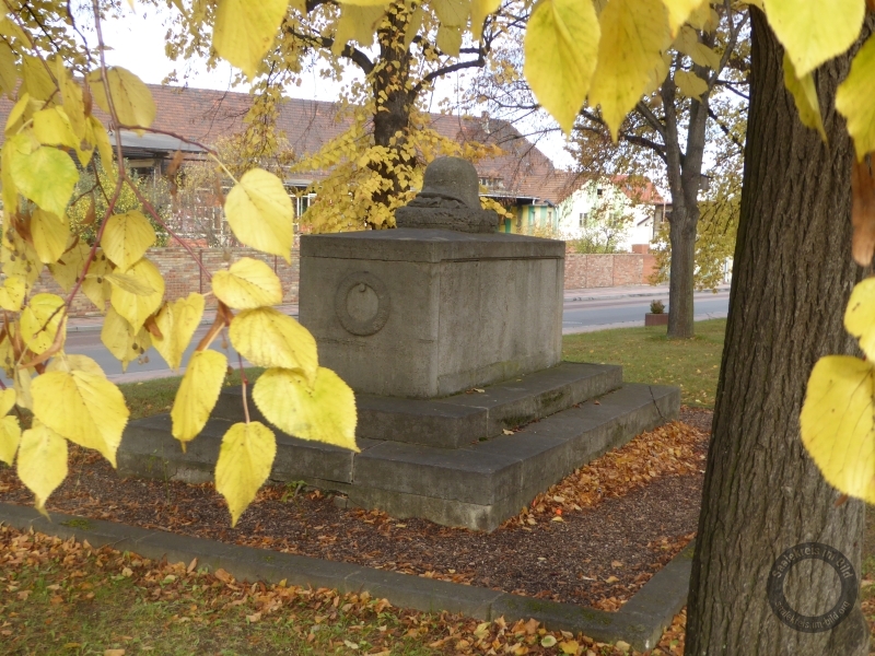 Kriegerdenkmal (Erster Weltkrieg) auf dem Bleichplatz in Obhausen (Weida-Land) im Saalekreis