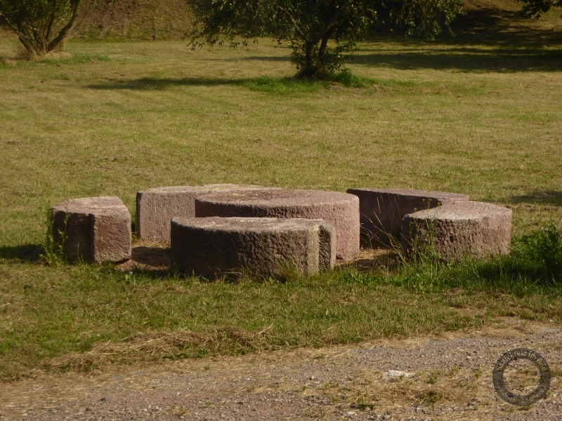 Mühlsteine an der Salzmünder Straße in Salzmünde (Salzatal) im Saalekreis