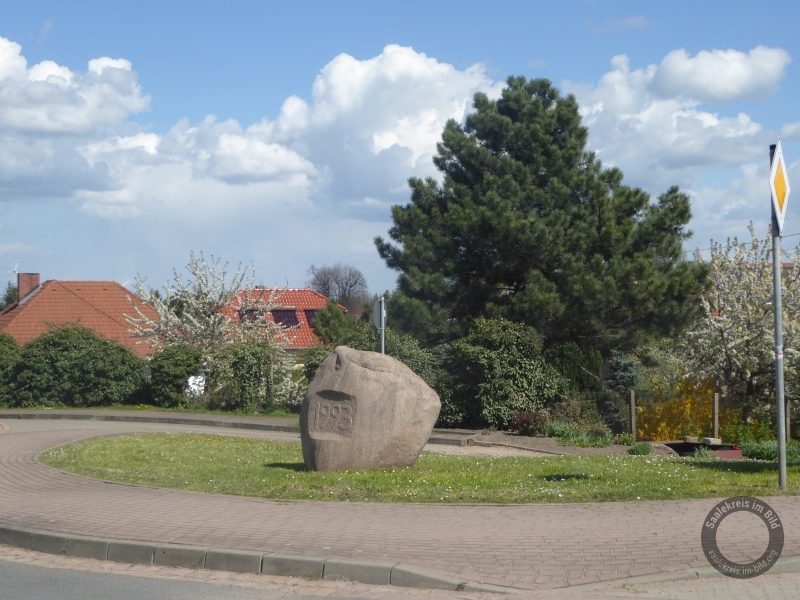 Denkmal für den Straßenbau im Jahr 1993 in der Mühlenstraße in Löbejün im Saalekreis