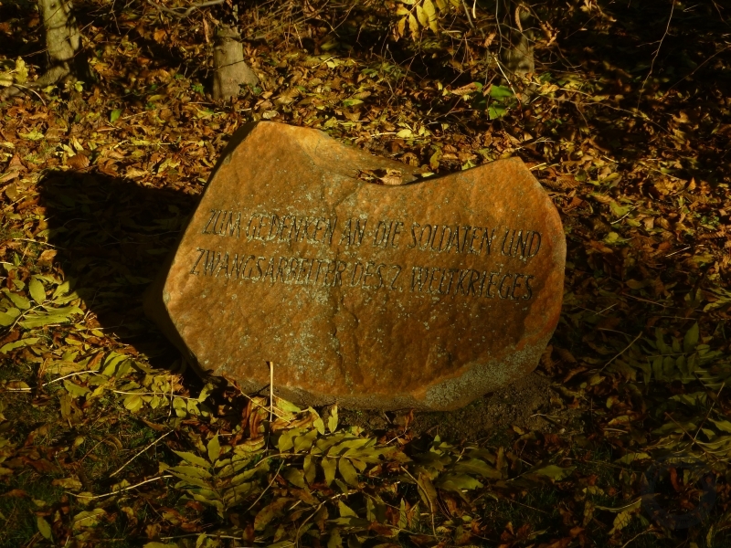 Gedenkstein (Zweiter Weltkrieg) auf dem Friedhof in Querfurt im Saalekreis