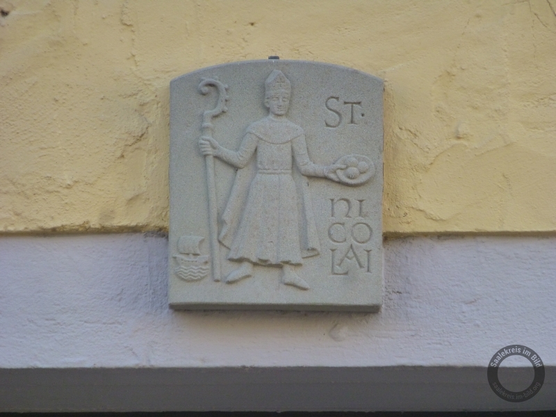 Relief am Pfarrhaus in der Könnernschen Straße in Wettin im Saalekreis