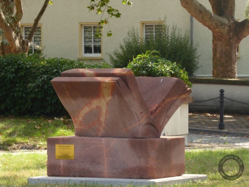 Skulptur "Buch des Lebens" vor dem Kulturhaus in der Spergauer Straße in Leuna (Saalekreis)
