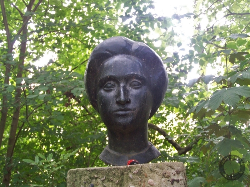 Rosa-Luxemburg-Büste im Plastik-Park in Leuna im Saalekreis