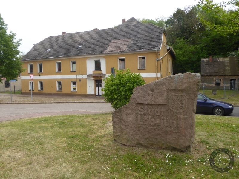 Stadtwappenstein in Löbejün im Saalekreis