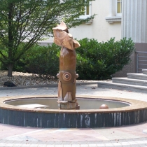 Keramikbrunnen vor den Leunawerken (Infra) im Saalekreis