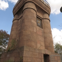 Bismarckturm am Bergweg auf dem Petersberg im Saalekreis