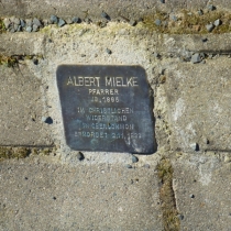 Gedenkstein (Stolperstein) für Albert Mielke in Oberschmon (Stadt Querfurt) im Saalekreis