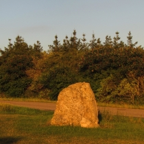 Monolith (Menhir?) bei Rollsdorf unterhalb von Höhnstedt (Salzatal) im Saalekreis