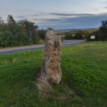 Monolith (Menhir?) bei Rollsdorf unterhalb von Höhnstedt (Salzatal) im Saalekreis