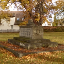 Kriegerdenkmal (Erster Weltkrieg) auf dem Bleichplatz in Obhausen (Weida-Land) im Saalekreis