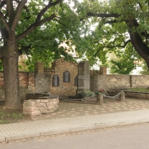 Kriegerdenkmal (Erster und Zweiter Weltkrieg) in Höhnstedt in Schochwitz (Salzatal) im Saalekreis