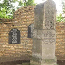 Kriegerdenkmal (Erster und Zweiter Weltkrieg) in Höhnstedt in Schochwitz (Salzatal) im Saalekreis