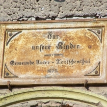 Inschrifttafel an der Alten Schule in der Karl-John-Straße in Teutschenthal im Saalekreis