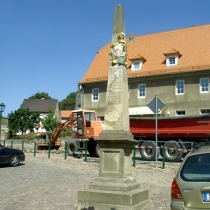 Postmeilensäule auf dem Markt in Landsberg im Saalekreis