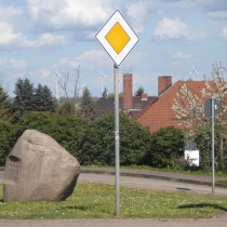 Denkmal für den Straßenbau im Jahr 1993 in der Mühlenstraße in Löbejün im Saalekreis