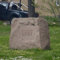 Gedenkstein für den Straßenbau in der Gottgauer Straße in Schlettau bei Löbejün im Saalekreis