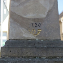 Postmeilensäule auf dem Markt in Landsberg im Saalekreis