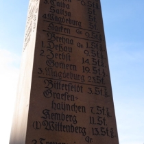 Postmeilensäule auf dem Markt in Landsberg im Saalekreis