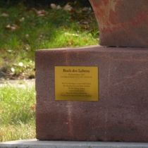 Skulptur "Buch des Lebens" vor dem Kulturhaus in der Spergauer Straße in Leuna (Saalekreis)
