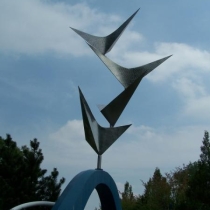 Stahlskulptur "Triumph der Wissenschaft" von Heinz Beberniß im Park vor dem Haupttor der Leunwa-Werke