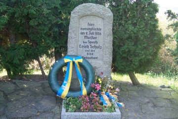 Denkmal für den Radrennfahrer Erich Schulz am Kernersee bei Höhnstedt im Saalekreis