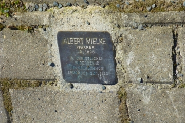 Gedenkstein (Stolperstein) für Albert Mielke in Oberschmon (Stadt Querfurt) im Saalekreis