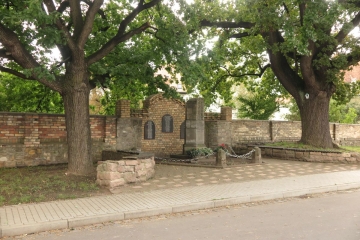 Kriegerdenkmal (Erster und Zweiter Weltkrieg) in Höhnstedt in Schochwitz (Salzatal) im Saalekreis