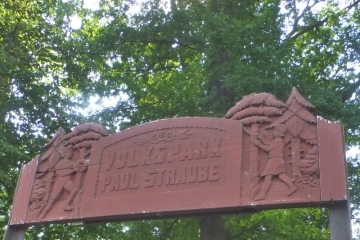 Relieftafel am Volkspark Paul Straube in der Merseburger Straße in Querfurt im Saalekreis