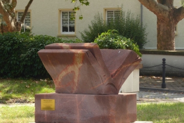 Skulptur "Buch des Lebens" vor dem Kulturhaus in der Spergauer Straße in Leuna (Saalekreis)